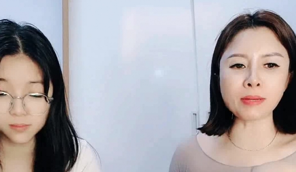 妈妈带着女儿一起直播大秀诱惑狼友，全程露脸丝袜高跟淫声荡语，吃奶舔逼道具抽插，一起玩喷水小游戏真