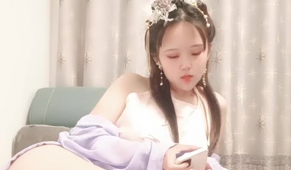 情趣肚兜露脸一个人带孩子的单身少妇，哺乳期激情大秀赚生活费，淫声荡语互动聊天揉奶玩逼道具抽插精彩