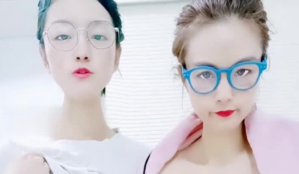 妈妈和女儿一起大秀给狼友看，颜值不错长得很像，无毛白虎逼让妈妈用道具抽插，浪荡呻吟浴室洗澡自慰真