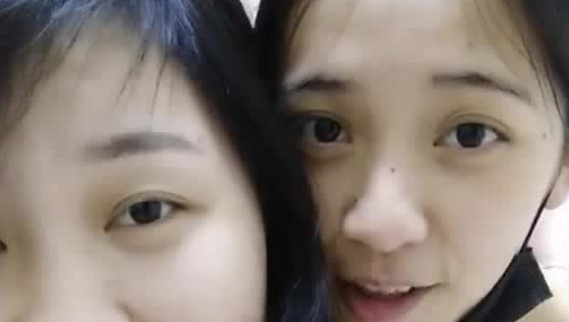 新人娑娑 凌晨和自己的胖胖女友拉拉直播秀 舌吻抠穴 很是诱人