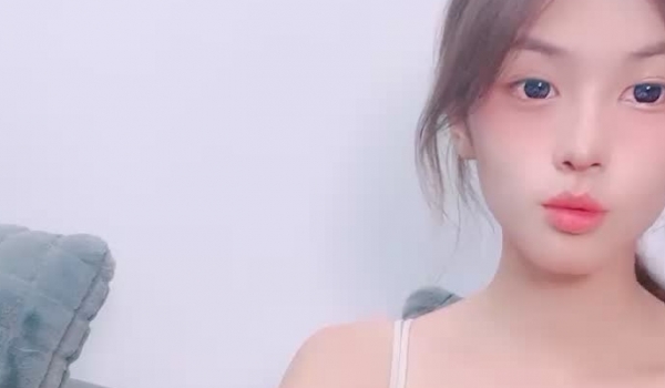 清纯女神露脸黑丝极品好身材大秀诱惑狼友真精彩，各种展示逼逼特写，好粉嫩的出水，揉奶玩逼撅着屁股给