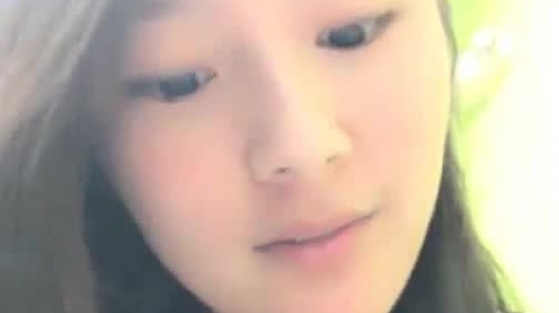 颜值比有些女明星还要高的极品性感小美女学人家搞直播赚钱,按粉丝要求到餐馆吃饭勾搭中年男酒店开房,