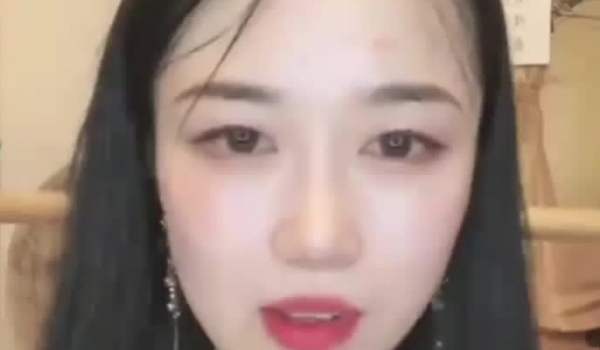 抖音 网红小姐姐，另类大尺度表演，直播间牛仔裤尿尿，鸟蛋塞逼里玩耍，高潮喷水，吐出来吃掉~吃掉~