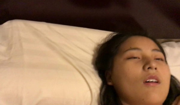 超级巨作！史上最美气质美女被下药后死猪半睁眼玩法超多