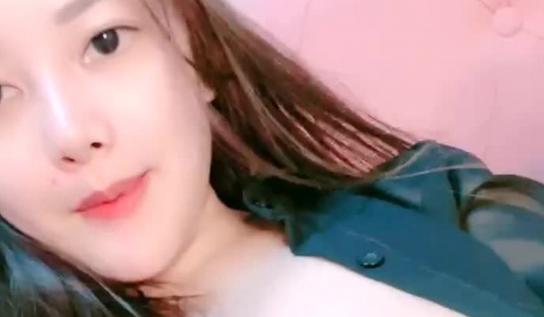 颜值女神第一视角手持镜头拍摄直播，粉嫩大奶特写美鲍鱼手揉搓阴蒂，掰穴很粉嫩嫩