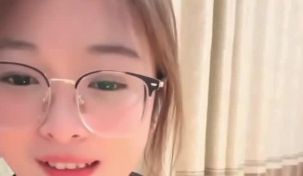 杭州传媒大学学妹BBW美女张雪黄播自慰，肉感眼镜反差婊，胸型是真好看