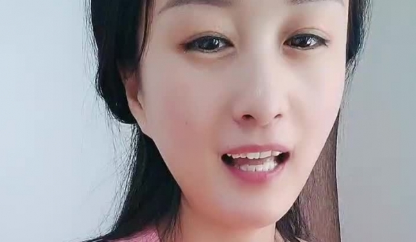 超耐看小少妇，看着非常有感觉，全程露脸激情大秀，揉着奶子自慰逼逼，掰开骚穴给狼友展示，听指挥瞬间