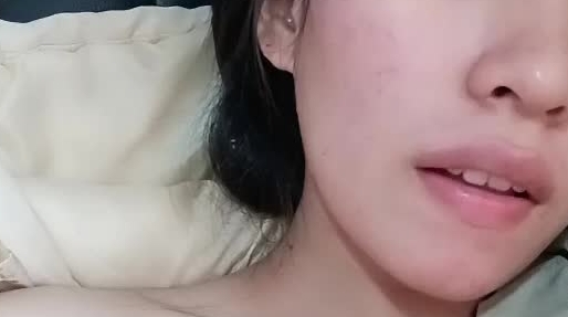 良家小孕妇全程露脸直播赚外快，奶子已经很挺了，骚逼特写给狼友看，跳蛋自慰骚穴冒白浆，听狼友指挥别
