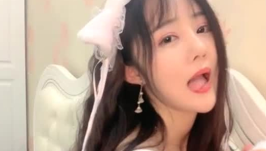 高颜值萌妹子道具自慰秀 逼逼无毛非常粉嫩振动棒跳蛋塞入非常诱人