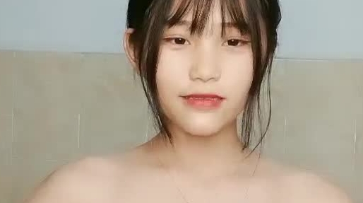 清纯学妹镜头前骚给你看，全程露脸大秀直播用奶子给狼友比个心看好性感，掰开骚逼给狼友看粉逼特写精彩