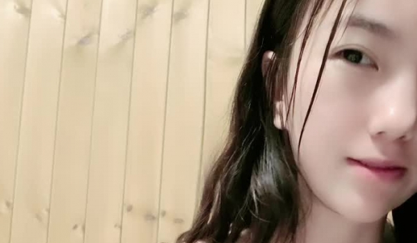 超可爱双马尾的小萝莉「鸠婉儿」直播玩近距离特写粉穴，不要一直舔，舔得我好像被你插啊