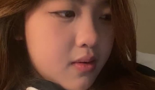 高中小妮微胖学妹露脸直播诱惑，奶子发育的不错，新买的电动棒插入小穴搅拌浪叫呻吟，小嫩逼掰开特写展