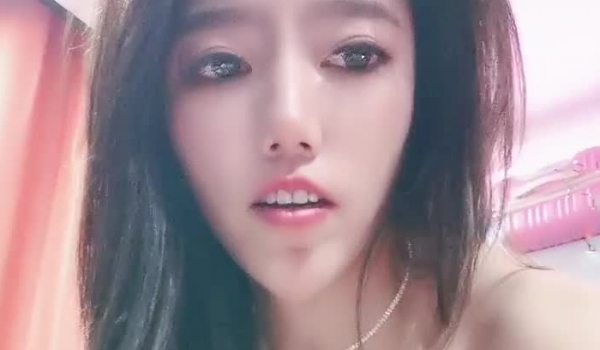 颜值很高的良家御姐人妻诱惑跟大哥在家激情啪啪直播，全程露脸深喉大鸡巴各种体位无套抽插，内射中出看