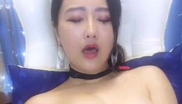 漂亮少妇凌晨自慰大秀 奶子不小且坚挺 逼毛稀疏且水多