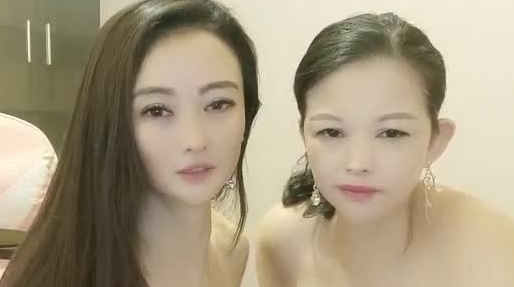 熟女姐妹花精彩大秀，网上买的新道具全程露脸吃奶子玩骚逼，穿上带几把的内裤把骚姐姐压在身下干多种姿