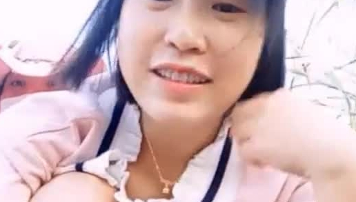 风骚姐妹户外工地旁直播色诱路过干活的大叔裤子半脱挑逗大叔说要帮忙最后成功啪啪换着干对白淫荡
