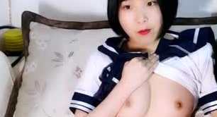 短发无毛白虎小嫩妹穿着学生制服 齐逼小短裙下没有内裤 边吃边直播很诱人