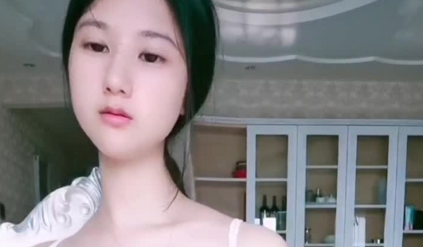 丰满大奶美少妇，一个人在家，大白天客厅直播自慰，三点很粉嫩