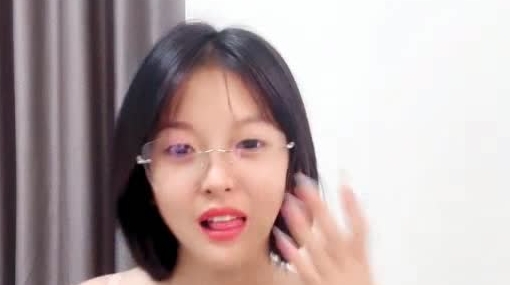 校花女神爱了爱了，全程露脸黑丝诱惑，撩骚互动狼友笑起来真迷人，揉奶玩逼跳蛋抽插撅着屁求草，呻吟可