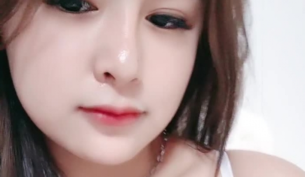 在职大学生露脸高颜值大秀直播，听狼友指挥揉捏骚奶子发骚伸着舌头要舔狼友大鸡巴，开档黑丝按摩棒自慰