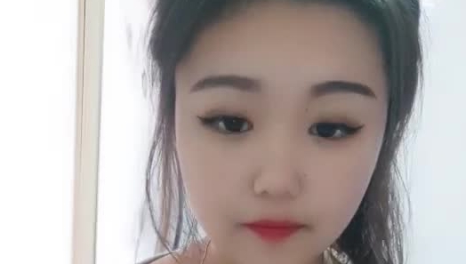 年轻貌美哺乳期小少妇网络直播赚外快要约炮，全程露脸漏出大奶子挤奶水给你喝真刺激，粉嫩嫩骚穴特写展
