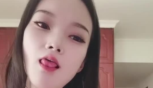 极品身材苗条纤细~骚气主播大秀，露脸露挺拔的奶子~激情摇摆~极度诱惑~看得鸡儿硬邦邦！！