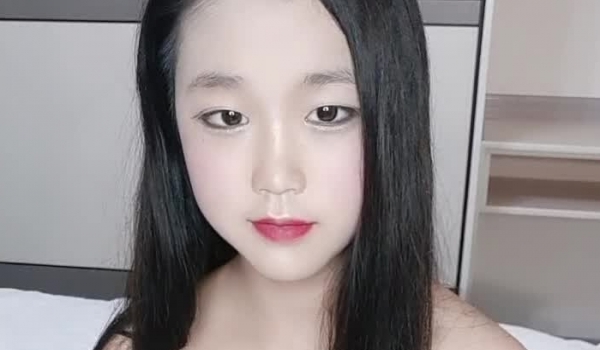 【小玛丽】长发童颜的小妹第一次在直播镜头前性爱啪啪 看样子很害羞 被纹身男爆操