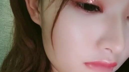 桃子小仙女露脸激情大秀，浴室洗干净了陪狼友发骚，揉着骚奶子浪叫道具抽插骚穴呻吟，搞的骚逼好多淫水