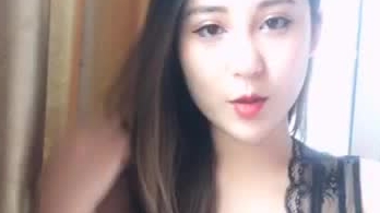 【手机直播精品福利】女神级主播【大美妞4】露脸诱舞，看这内裤屌不屌，近距离道具插穴娇喘