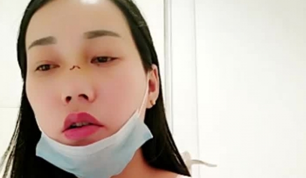 穿着情趣开档黑丝的骚情少妇先是往逼里塞丝巾 然后瓶子插穴大秀 很是淫荡