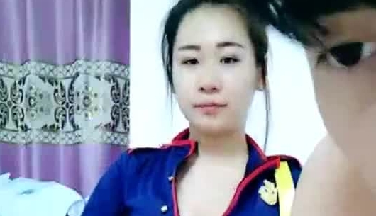 身材性感白嫩的大胸美女和男友直播只要399元就可以看到露脸无套啪啪,道具喷水各种玩法视频,长得真