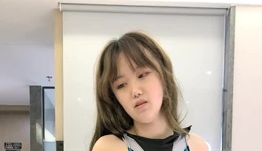 年轻小妹露脸酒店里被炸男玩弄，旁边还有个小哥玩直播，情趣装道具玩骚逼激情口交，压在身下爆草浪荡呻