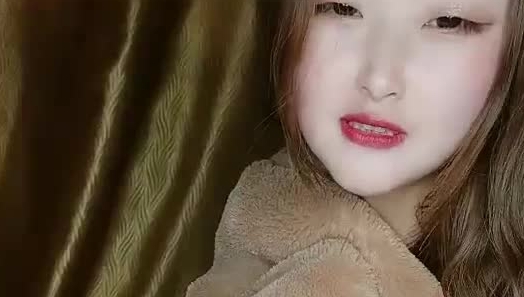 红唇苗条白皙妹子全裸跳蛋自慰诱惑，塞着跳蛋翘起性感大屁股扭动非常诱人