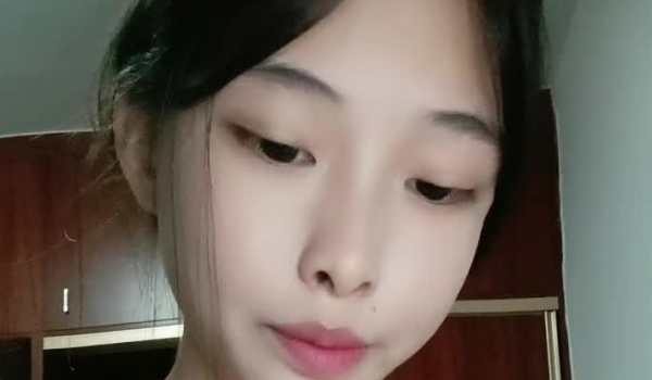 极品大学生白丝露脸激情大秀，在狼友的调教下脱光光展示，揉奶玩逼看特写，完美好身材淫声荡语精彩又刺