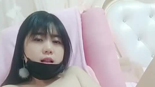 金牌女主播璃儿露脸每天人气爆棚，肤白貌美旗袍肉丝短裙，一多自慰大秀，淫语呻吟浪叫，这身材操着肯定