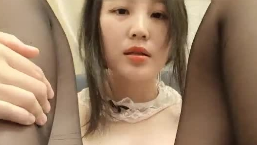 清纯大学生全程露脸大秀自慰直播诱惑，开档黑丝女仆装情趣，跳蛋自慰骚穴伸出舌头要舔狼友的鸡巴精彩刺