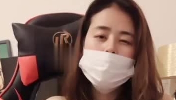 实体店老板娘生意不景气直播赚房租，红色肚兜丁字裤情趣诱惑，道具摩擦骚逼自慰听声音水好多，赶紧撸一