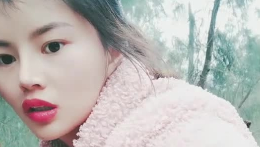 冬天里的一把伙全程露脸激情户外大秀直播啪啪，口交大鸡巴主动上位抽插让大哥玩奶子，撅着屁股爆菊花尿