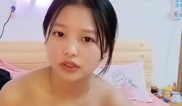 居家小夫妻直播赚钱，老公上就舔逼，呻吟起来拿个道具捅穴