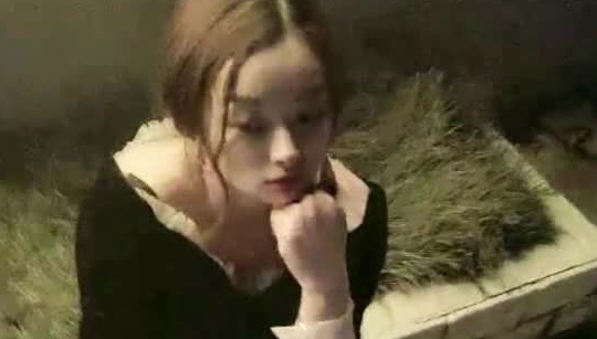 极品听话售楼小姐姐直播在公园户外随机勾引路人趴在桥上撅着大屁股后入啪啪
