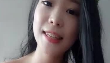95后性感漂亮长发美眉露脸直播露逼自摸秀 无毛逼逼好大好诱惑 看见洞口就想往里插