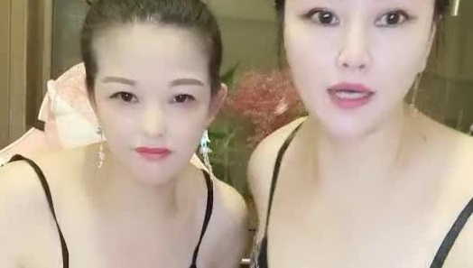 大奶子熟女姐妹花全程露脸大秀直播，镜头前揉奶子玩逼听狼友指挥，穿上情趣假鸡巴内裤直接草上了，真刺