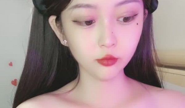 颜值很高的极品小女人，带着乳贴很性感，全程露脸大秀直播，圆润的骚奶子，逼逼特写展示，道具抽插呻吟