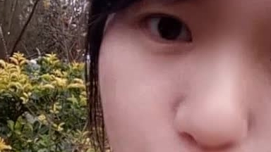 外表清纯白嫩萌萌哒小美女出脸户外温泉直播勾引小伙子摸她还给撸鸡巴旁边有人也不怕对白精彩