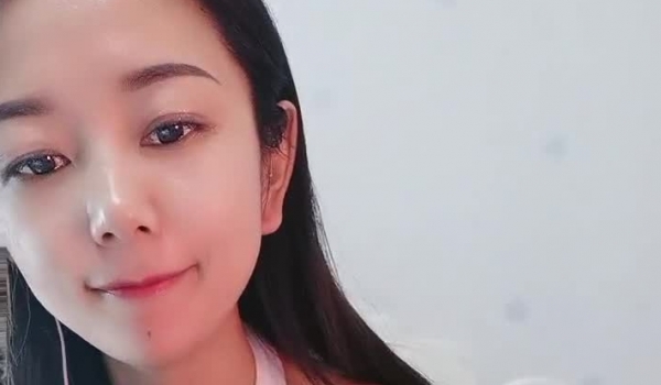 颜值很高的小女人镜头前直播大秀，被狼友调教听指挥脱光衣服揉奶玩逼，跳蛋抽插骚穴呻吟，淫水好多精彩