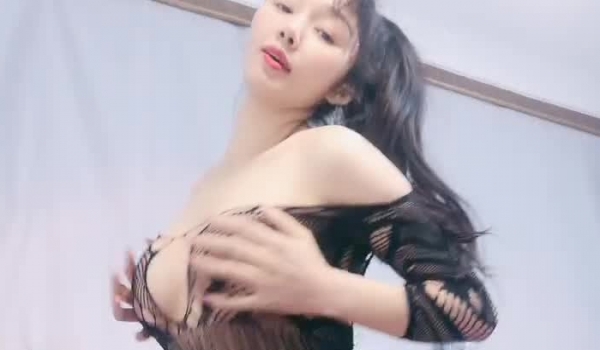 气质轻熟女大姐姐露脸大秀激情，丝袜情趣装扮诱惑，互动狼友发骚，揉奶玩逼各种展示，淫声荡语精彩不断