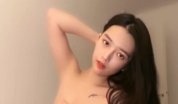 网红脸妹子，小丰满自慰，全裸大黑牛自慰掰穴，看上去好紧致的粉木耳