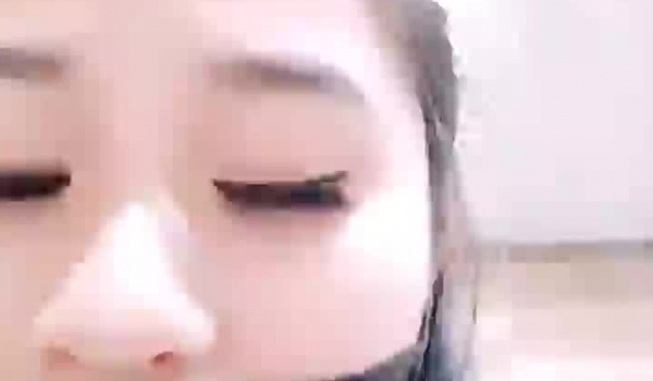 非常屌的一对男女在商场厕所里直播啪啪这厕所还真豪华像办公室