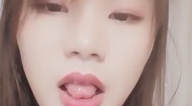 短发漂亮美女主播收费直播秀 毛毛几乎没有 小穴很粉嫩 尿尿自慰很是诱人