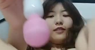 全程露脸唯美小可爱大秀一多，情趣脱衣舞看着很有感觉，翘臀娇乳两个道具玩逼，高潮呻吟帽白浆看着好淫